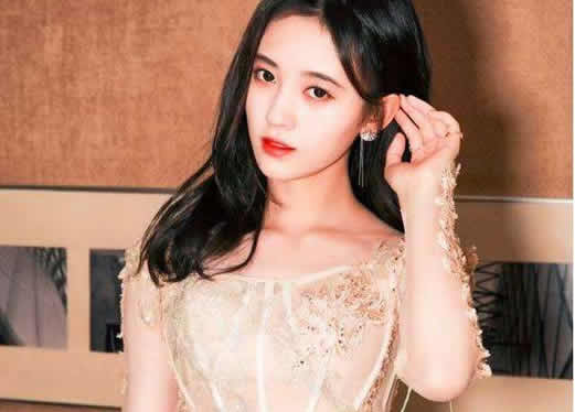 鞠婧祎泳装超清下蹲 奶好大:身穿比基尼露出事业线