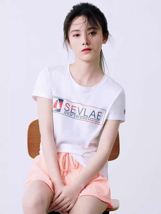 鞠婧祎泳装超清下蹲 奶好大:身穿比基尼露出事业线