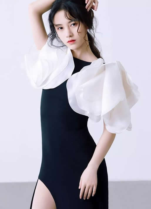 鞠婧祎泳装超清下蹲 奶好大:身穿比基尼露出事业线