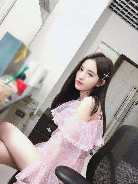 鞠婧祎泳装超清下蹲 奶好大:身穿比基尼露出事业线