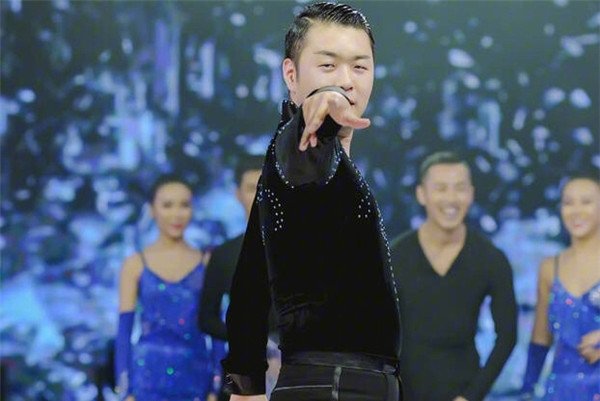 杜海涛给韩国人跪下原视频始末 崇拜语言:杜海涛跪拜权志龙事件