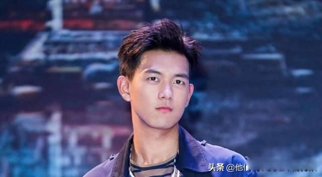 李现杨紫正式确认关系? 关系真好:不拍戏居然在划拳