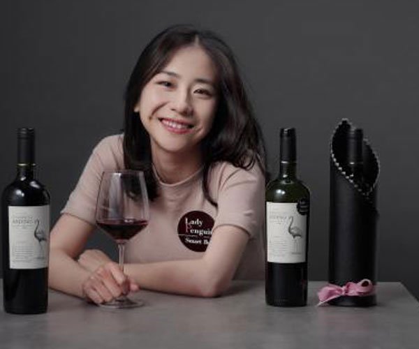 醉鹅娘早期泳装真空卖酒 人瘦胸大还十分懂经营