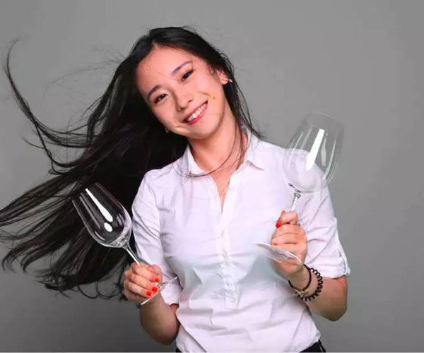 醉鹅娘早期泳装真空卖酒 人瘦胸大还十分懂经营