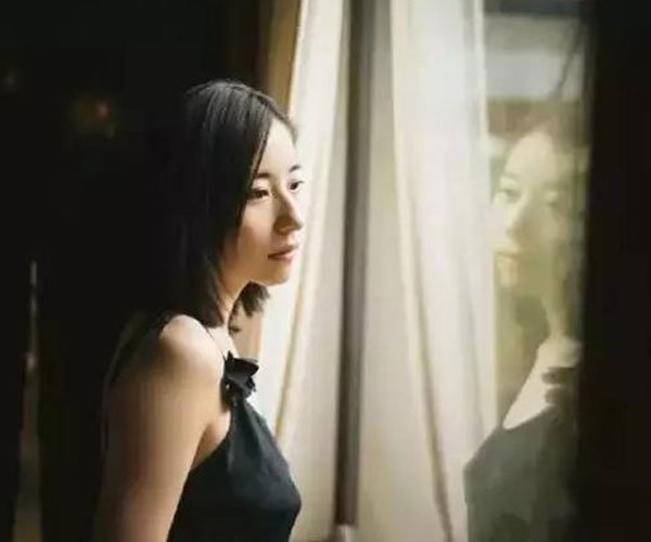 醉鹅娘早期泳装真空卖酒 人瘦胸大还十分懂经营