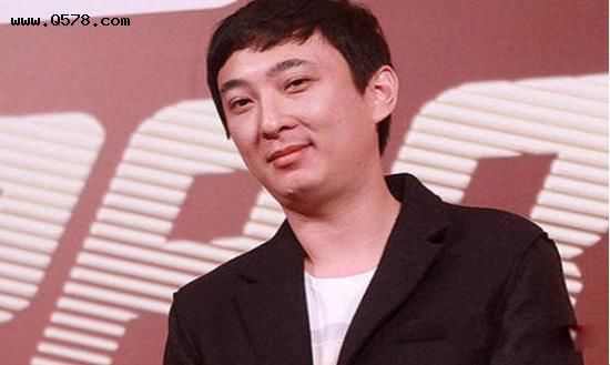 王思聪350一包的什么烟 手里拮据买烟也低调了