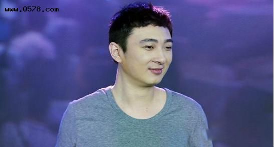 王思聪350一包的什么烟 手里拮据买烟也低调了