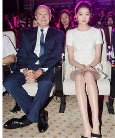 关晓彤裙底走光照 国民闺女的走光很受网友关注