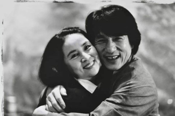 林凤娇和成龙现状 成龙私生女小龙女对她的影响