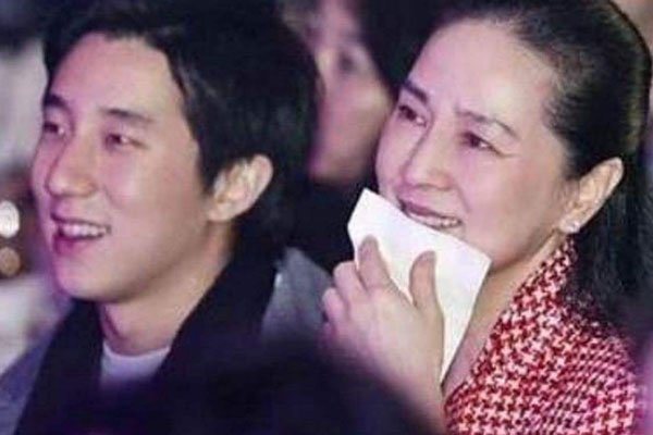 林凤娇和成龙现状 成龙私生女小龙女对她的影响