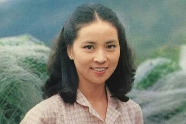 林凤娇和成龙现状 成龙私生女小龙女对她的影响