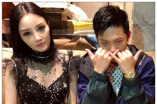 李小璐和贾乃亮为啥离的婚分手了 单亲妈妈李小璐现状如何