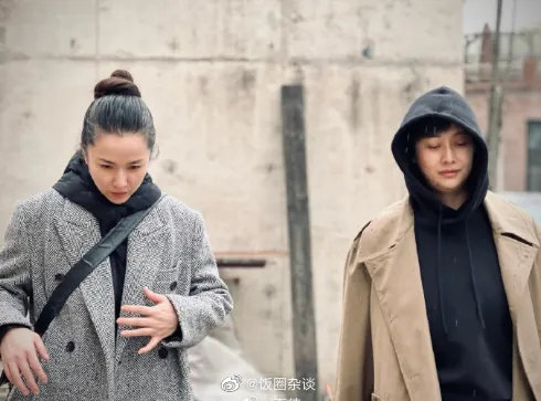 演员靳东的妻子是谁 中年夫妻娶了二婚的李佳
