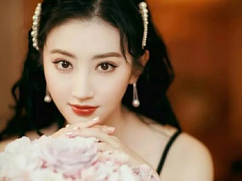 人间富贵花是哪位女星 景甜的背景是不是很强大的
