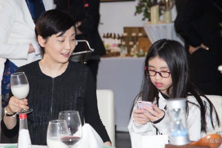 徐帆老公叫什么?有几段婚史 冯小刚徐帆领养的朵朵是谁的