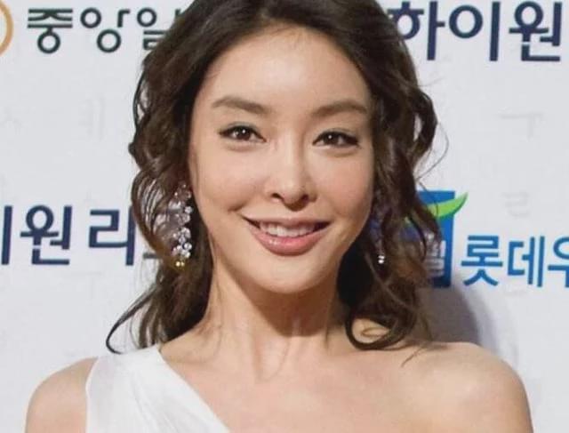 明星和导演的睡那些事 光鲜亮丽:娱乐圈互睡现象是不是很普遍