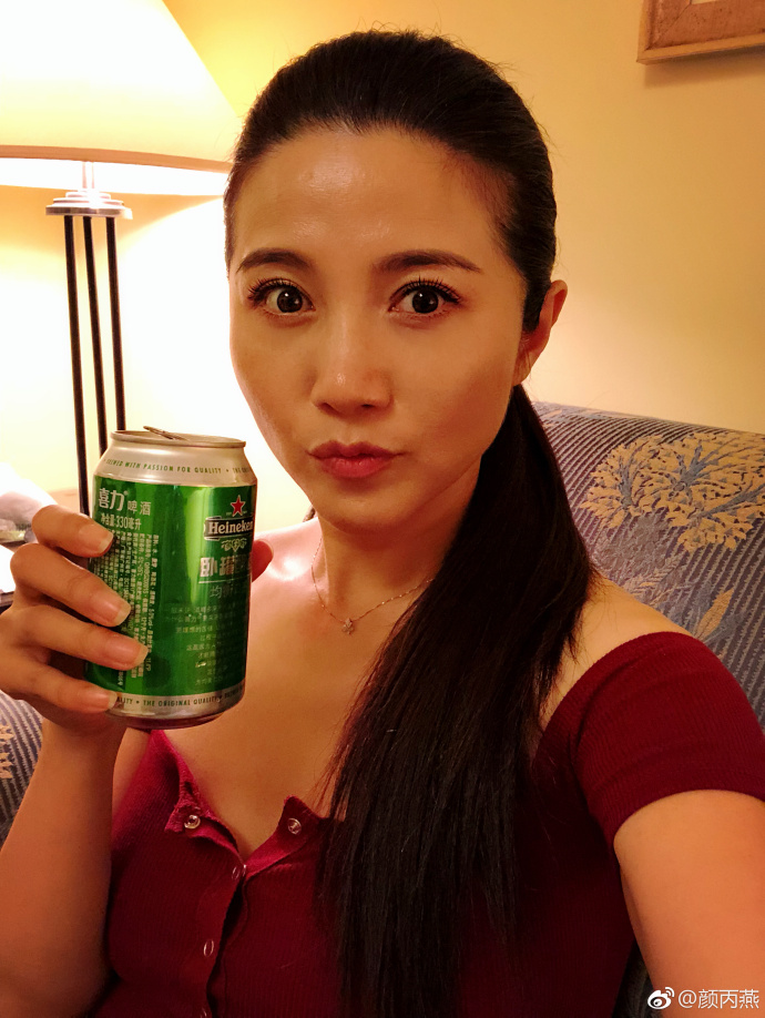 颜丙燕的现任丈夫是谁 与张嘉译饰演夫妻