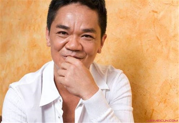 王祖蓝的父亲到底是谁 太像了:王严化和黄光亮对比照