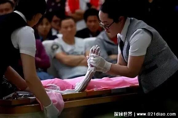 人死后亲人能摸摸他的手吗 会倒霉:摸死人的手有什么说法