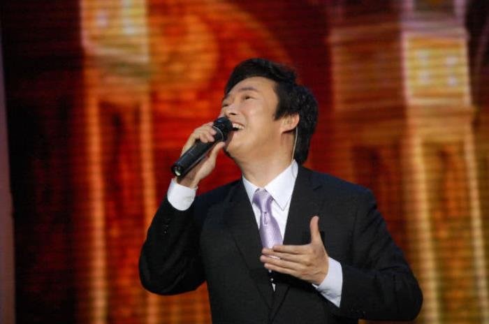 费玉清和张菲为什么不同姓 一门三杰:是什么关系?是是亲兄弟吗