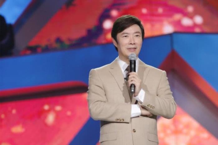 费玉清和张菲为什么不同姓 一门三杰:是什么关系?是是亲兄弟吗