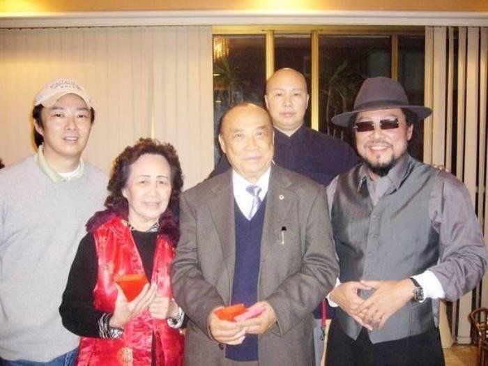 费玉清和张菲为什么不同姓 一门三杰:是什么关系?是是亲兄弟吗