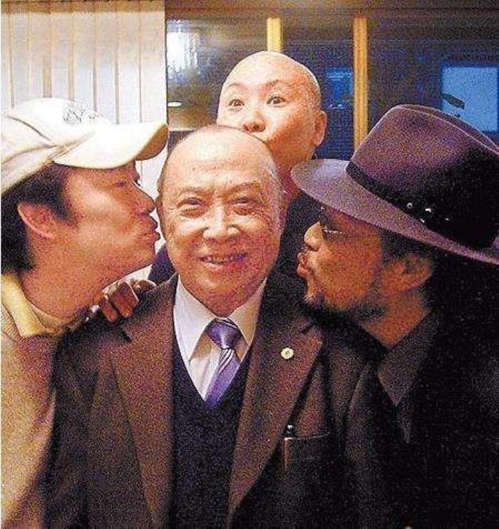费玉清和张菲为什么不同姓 一门三杰:是什么关系?是是亲兄弟吗