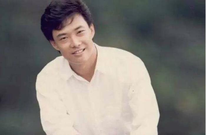 费玉清和张菲为什么不同姓 一门三杰:是什么关系?是是亲兄弟吗