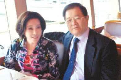 王晓玉娶刘晓庆的原因 之前的感情经历:王晓玉的婚史