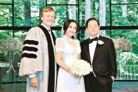 王晓玉娶刘晓庆的原因 之前的感情经历:王晓玉的婚史