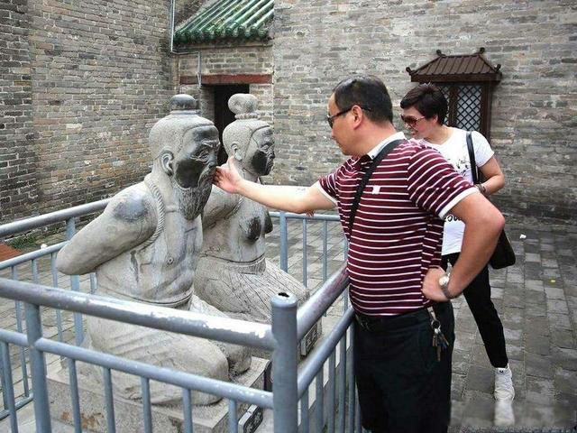 岳飞墓前跪着的五个人都是谁 罗汝楫为何不跪了(小帮凶不配)