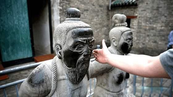 岳飞墓前跪着的五个人都是谁 罗汝楫为何不跪了(小帮凶不配)