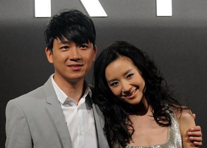 董洁潘粤明婚变原因 三亚激吻:董洁和王大治到底怎么回事