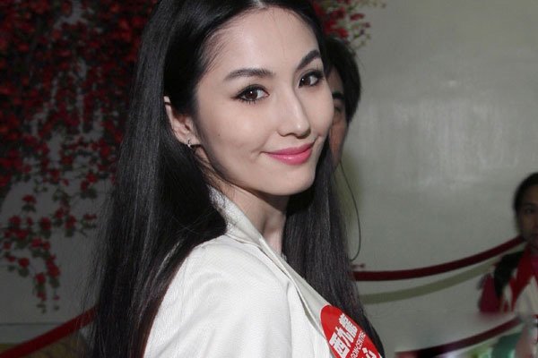 3D肉蒲团叶山豪是真吃蓝燕奶 穿着肚兜和男人搞暧昧