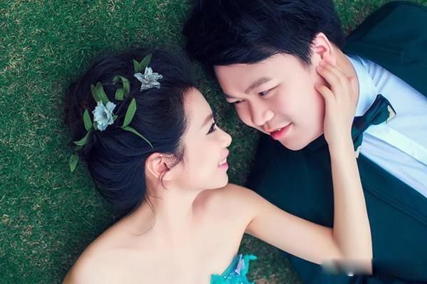 夫妻睡觉男人睡哪边最适合 女性睡外面?左右位置有讲究吗