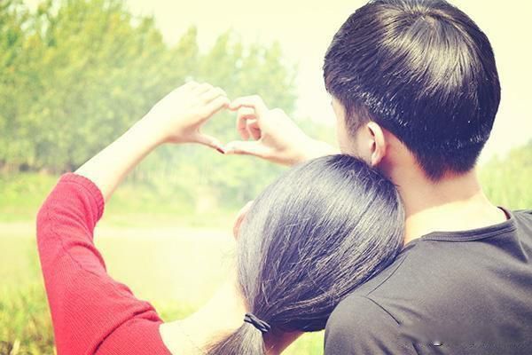 夫妻睡觉男人睡哪边最适合 女性睡外面?左右位置有讲究吗