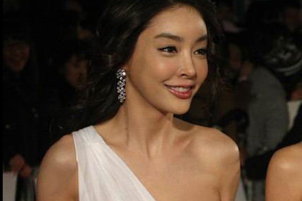 大佬们如何玩张紫妍游戏视频 陪酒陪睡:张紫妍水龙头赛马很变态