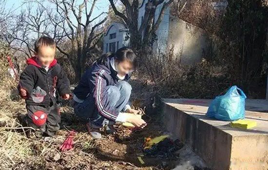 女儿可以给父亲烧纸吗 为什么女儿不能给爸爸烧纸(阴气重)