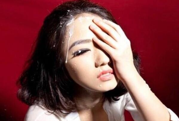 孟美岐牛奶广告旧照怎么回事 牛奶泼脸门白色镂空连体套装