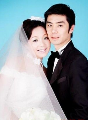 闫妮的现任丈夫是谁 曾经离过婚:闫妮的第一任丈夫是名军人