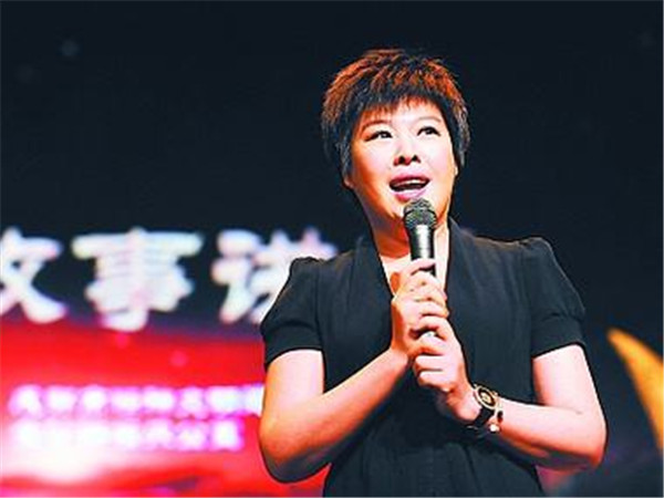于丹为啥在北大被轰下去 突然没消息了:于丹北大被北大学子轰的真实情况