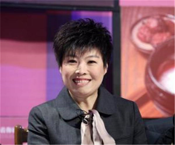 于丹为啥在北大被轰下去 突然没消息了:于丹北大被北大学子轰的真实情况