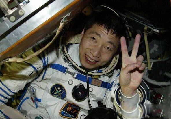 杨利伟第一次乘坐的飞船是神舟几号敲窗声 第一次登月的具体时间