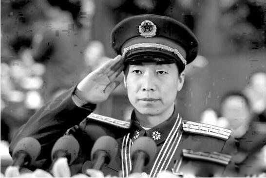 杨利伟第一次乘坐的飞船是神舟几号敲窗声 第一次登月的具体时间