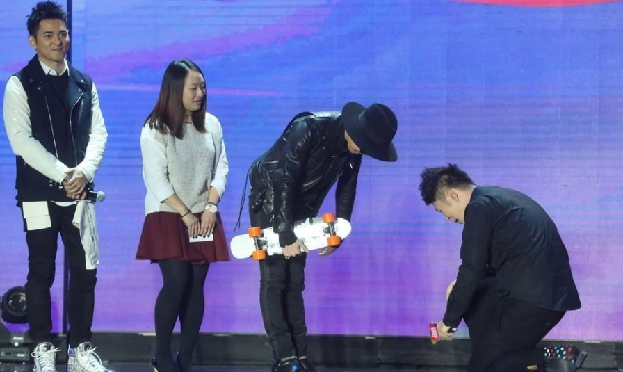 杜海涛向权志龙跪拜事件 点名批评:形象因此大跌