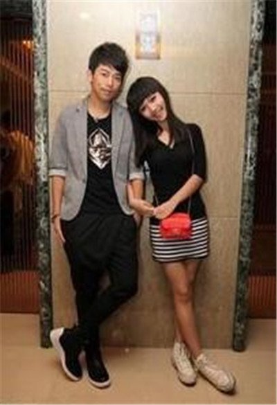 李炜和苏醒前女友合照 就是这个手势:两只手托着夏航燕的胸