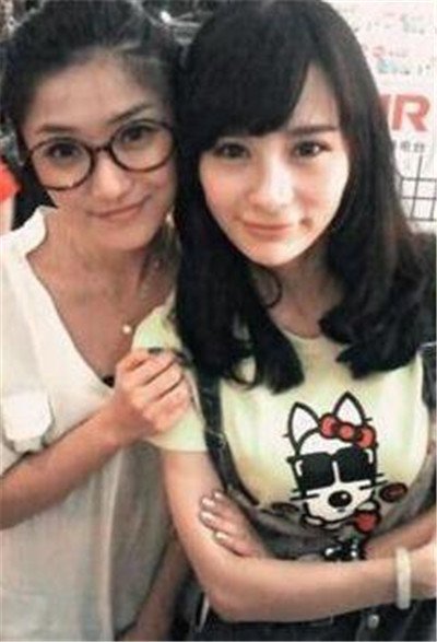 李炜和苏醒前女友合照 就是这个手势:两只手托着夏航燕的胸