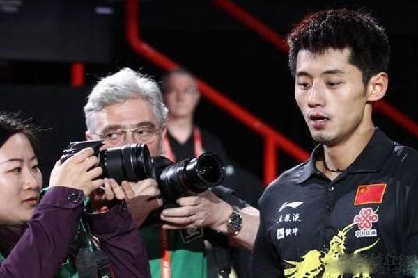 张继科怎么了出什么事了 踢碎广告牌和撕衣服事件
