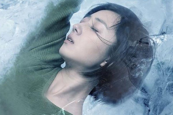 莫小棋和廖凡在海边拍的电影 真实摸胸:主演的一半火焰一半海水真做了