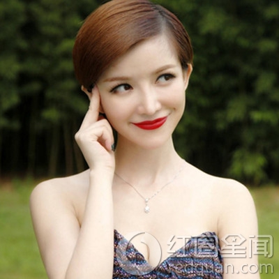 班嘉佳显赫家世 出席水墨画艺术展很抢眼